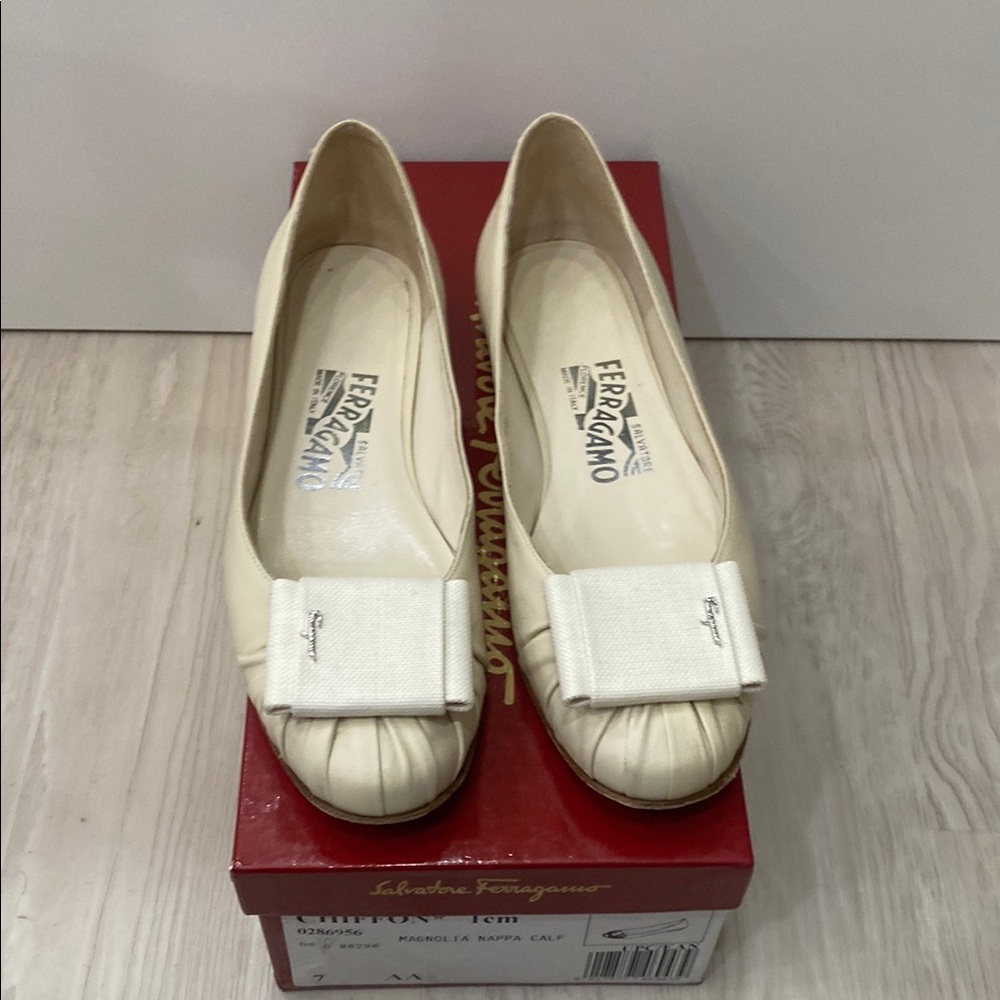 Salvatore Ferragamo Women's Cream Bow Pumps